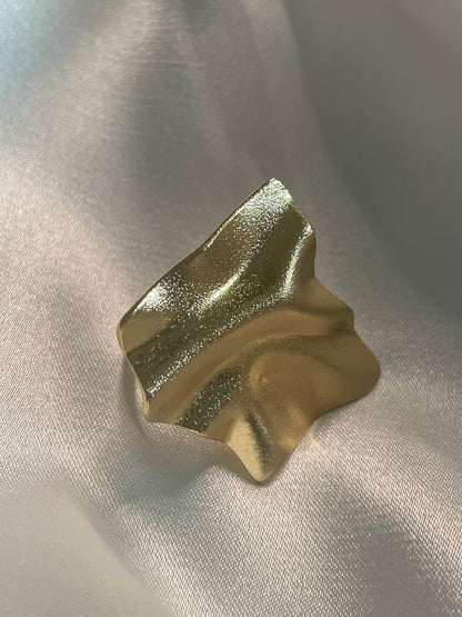 Bague Dorée Ajustable Large Plaque Texturée Ondulée.