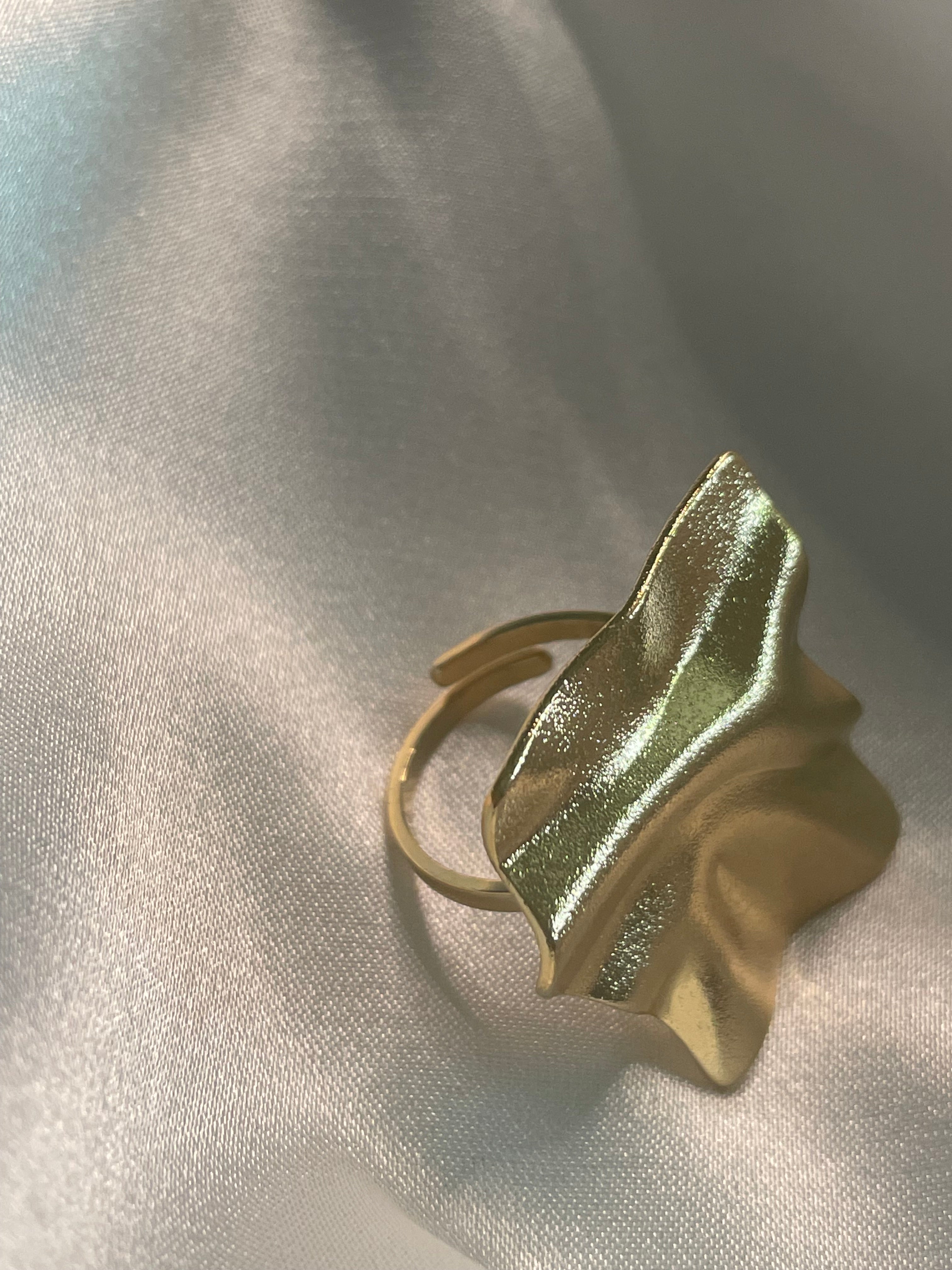 Bague Dorée Ajustable Large Plaque Texturée Ondulée.