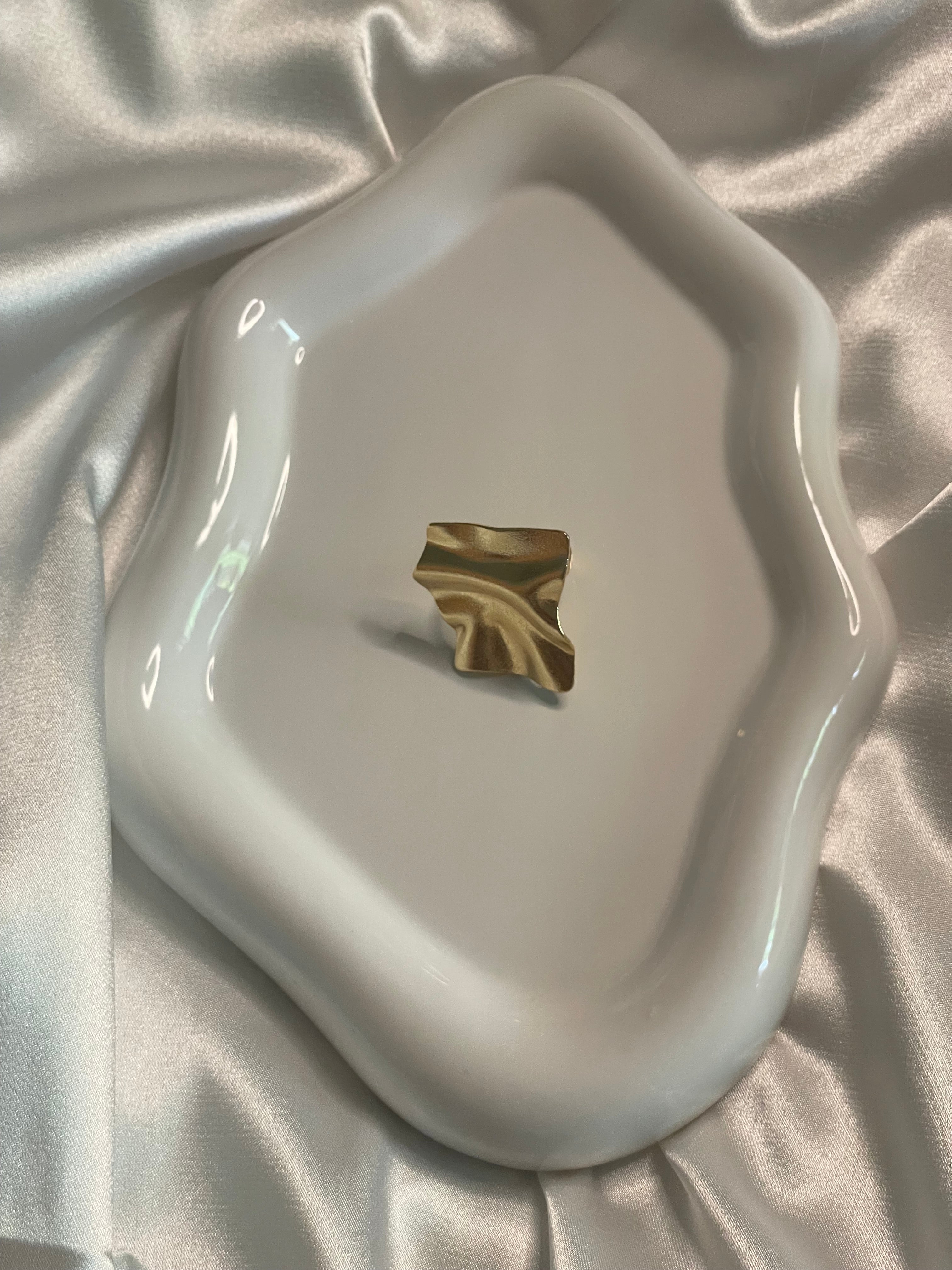 Bague Dorée Ajustable Large Plaque Texturée Ondulée.