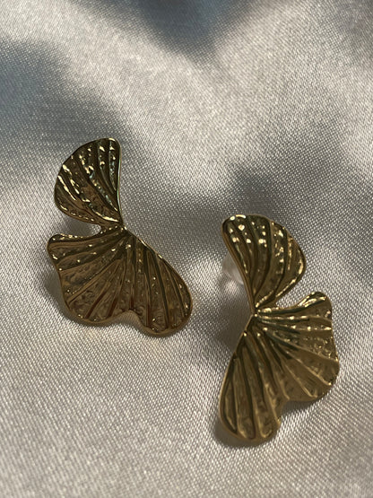 Boucles d'Oreilles Dorées Demi Fleur Aux Reliefs Délicats.&nbsp;