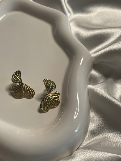 Boucles d'Oreilles Dorées Demi Fleur Aux Reliefs Délicats.&nbsp;
