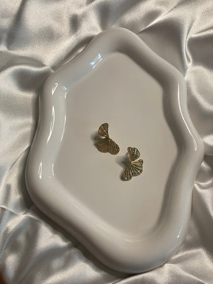 Boucles d'Oreilles Dorées Demi Fleur Aux Reliefs Délicats.&nbsp;