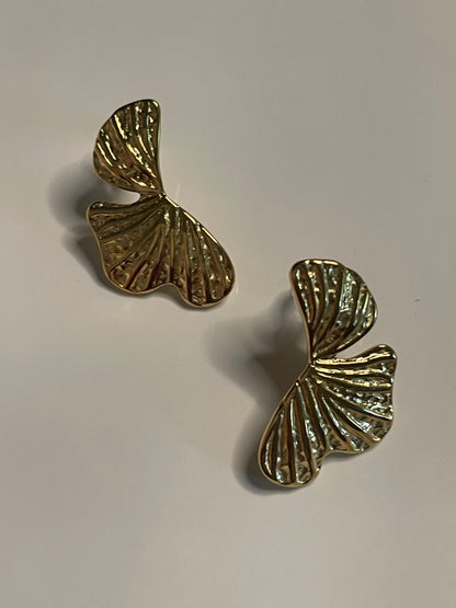 Boucles d'Oreilles Dorées Demi Fleur Aux Reliefs Délicats