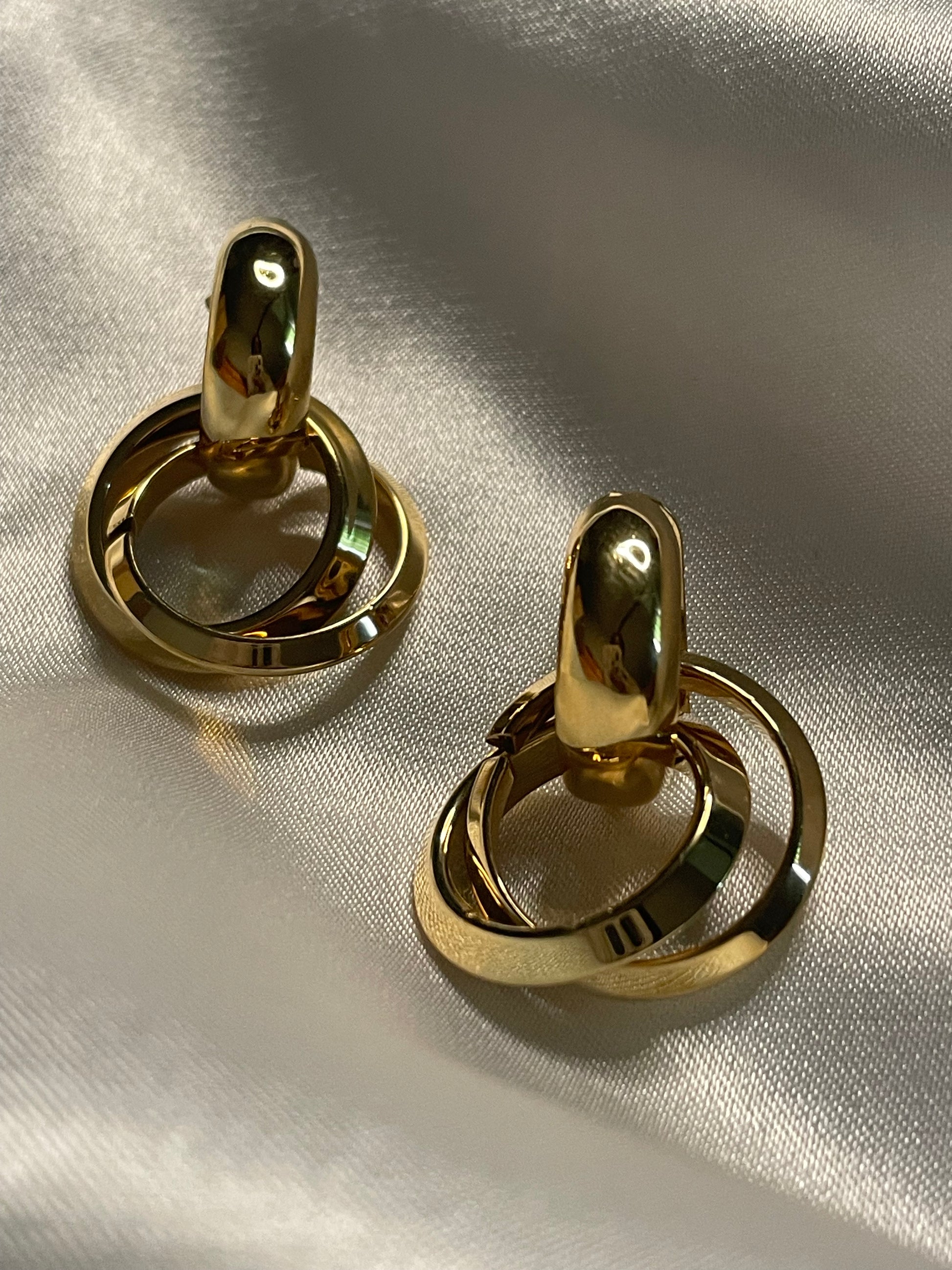 Boucles d'Oreilles Dorées Créoles Epaisses Avec Deux Anneaux.