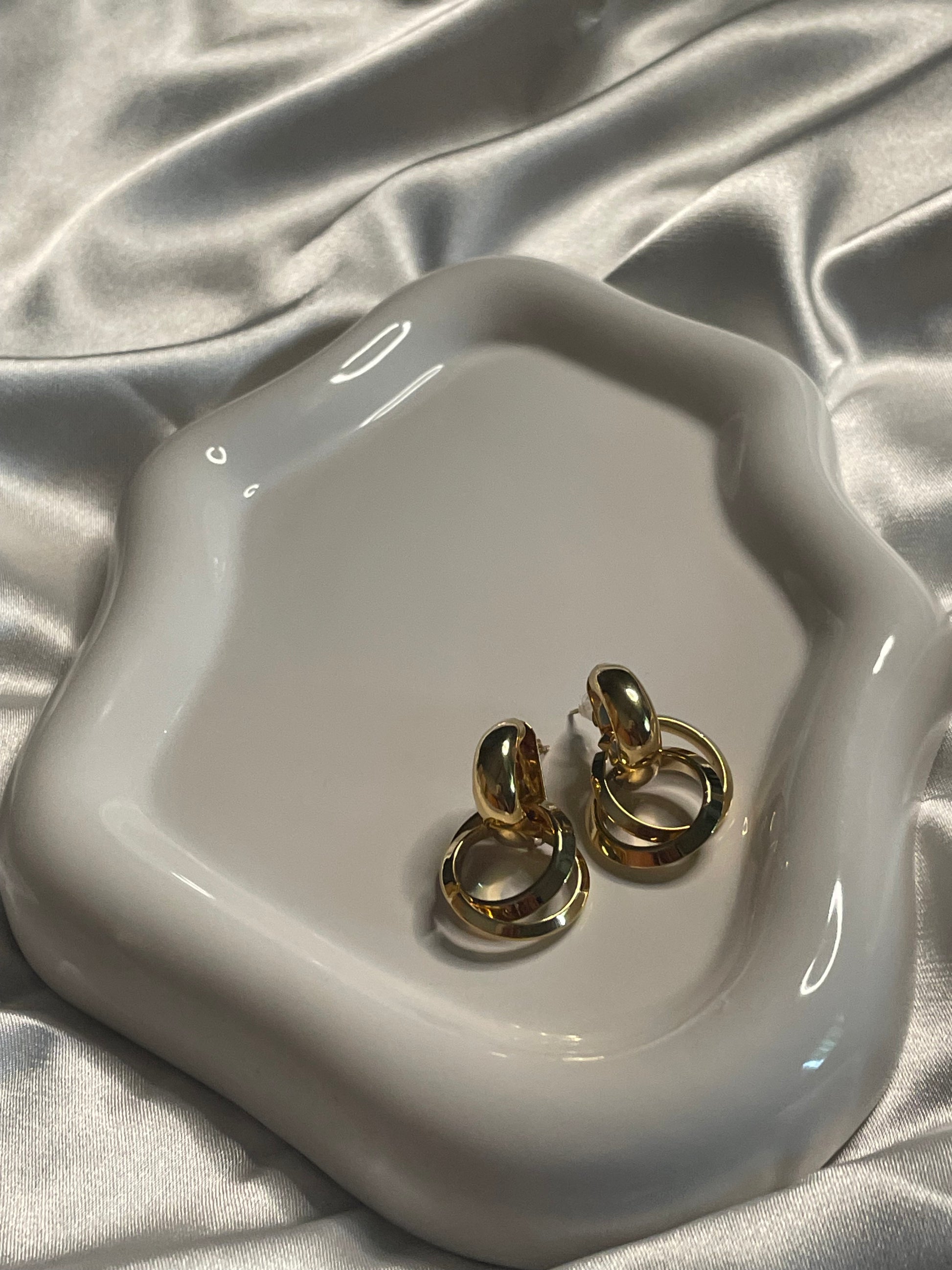 Boucles d'Oreilles Dorées Créoles Epaisses Avec Deux Anneaux.