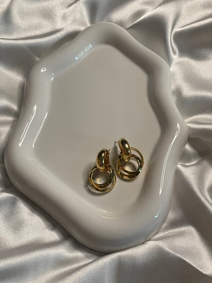 Boucles d'Oreilles Dorées Créoles Epaisses Avec Deux Anneaux.
