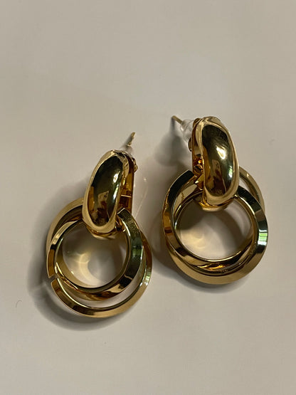 Boucles d'Oreilles Dorées Créoles Epaisses Avec Deux Anneaux.