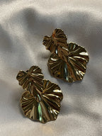 Boucles d'Oreilles Dorées Double Feuilles Ondulées Brillantes