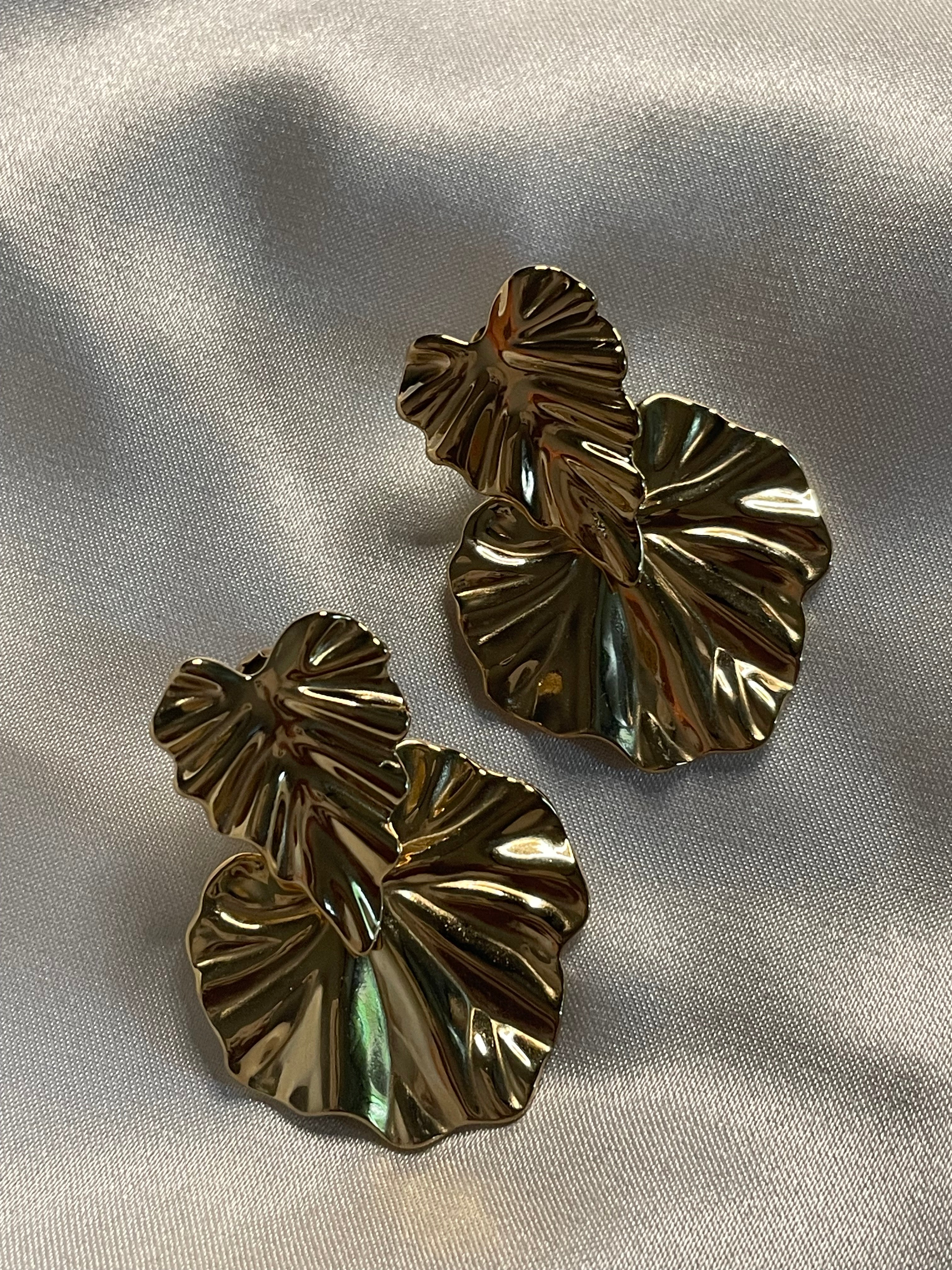 Boucles d'Oreilles Dorées Double Feuilles Ondulées Brillantes