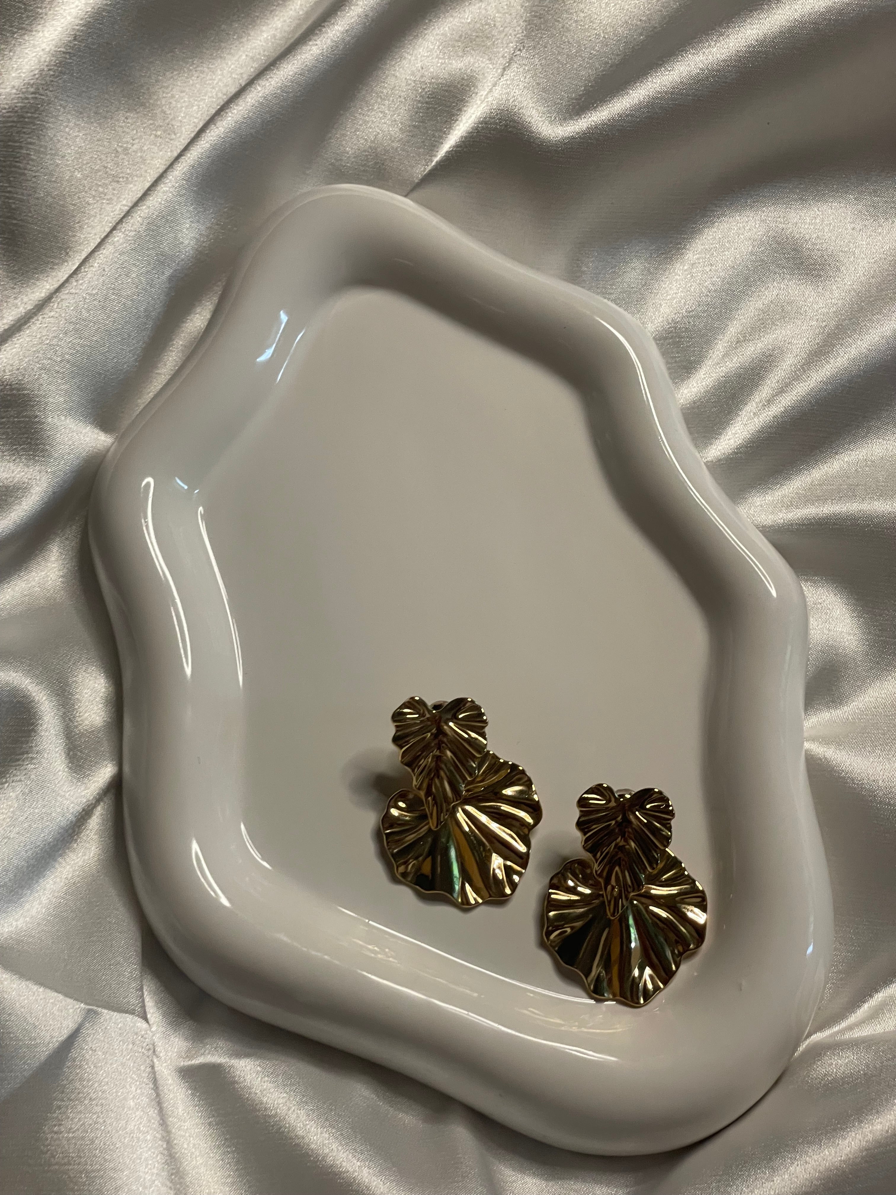 Boucles d'Oreilles Dorées Double Feuilles Ondulées Brillantes