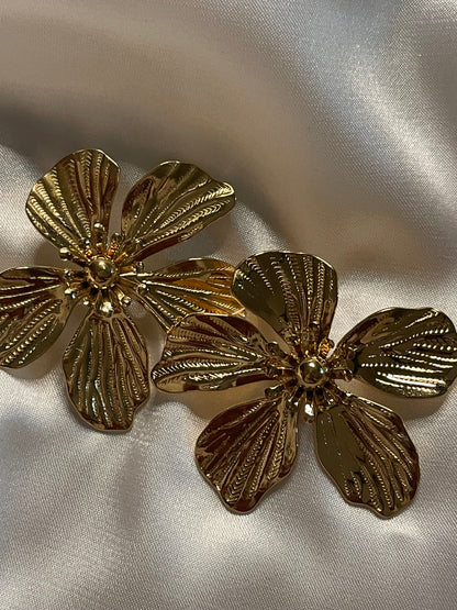 Boucles d'Oreilles Fleur Scintillante Dorée.