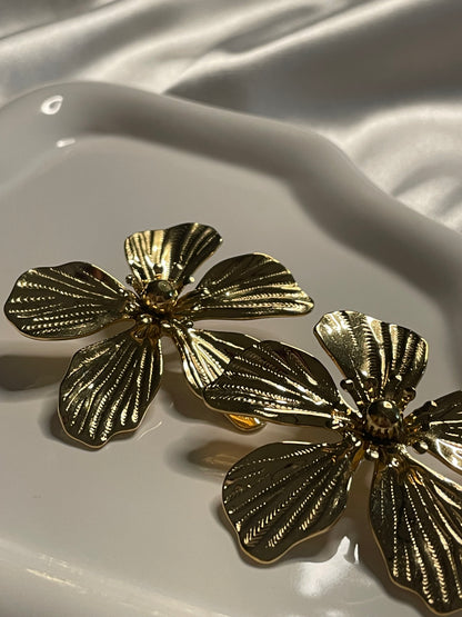 Boucles d'Oreilles Fleur Scintillante Dorée.