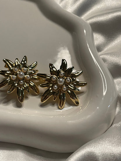 Boucles d'Oreilles Dorées Fleurs Multicouches Brillantes Avec Perles.