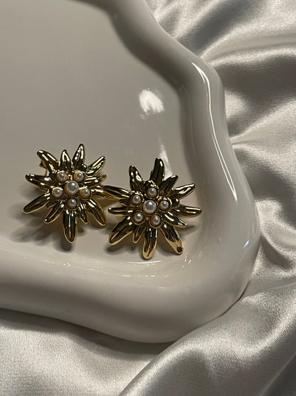 Boucles d'Oreilles Dorées Fleurs Multicouches Brillantes Avec Perles.