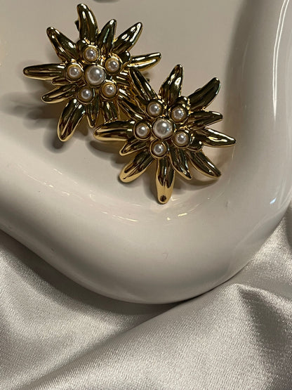 Boucles d'Oreilles Dorées Fleurs Multicouches Brillantes Avec Perles.