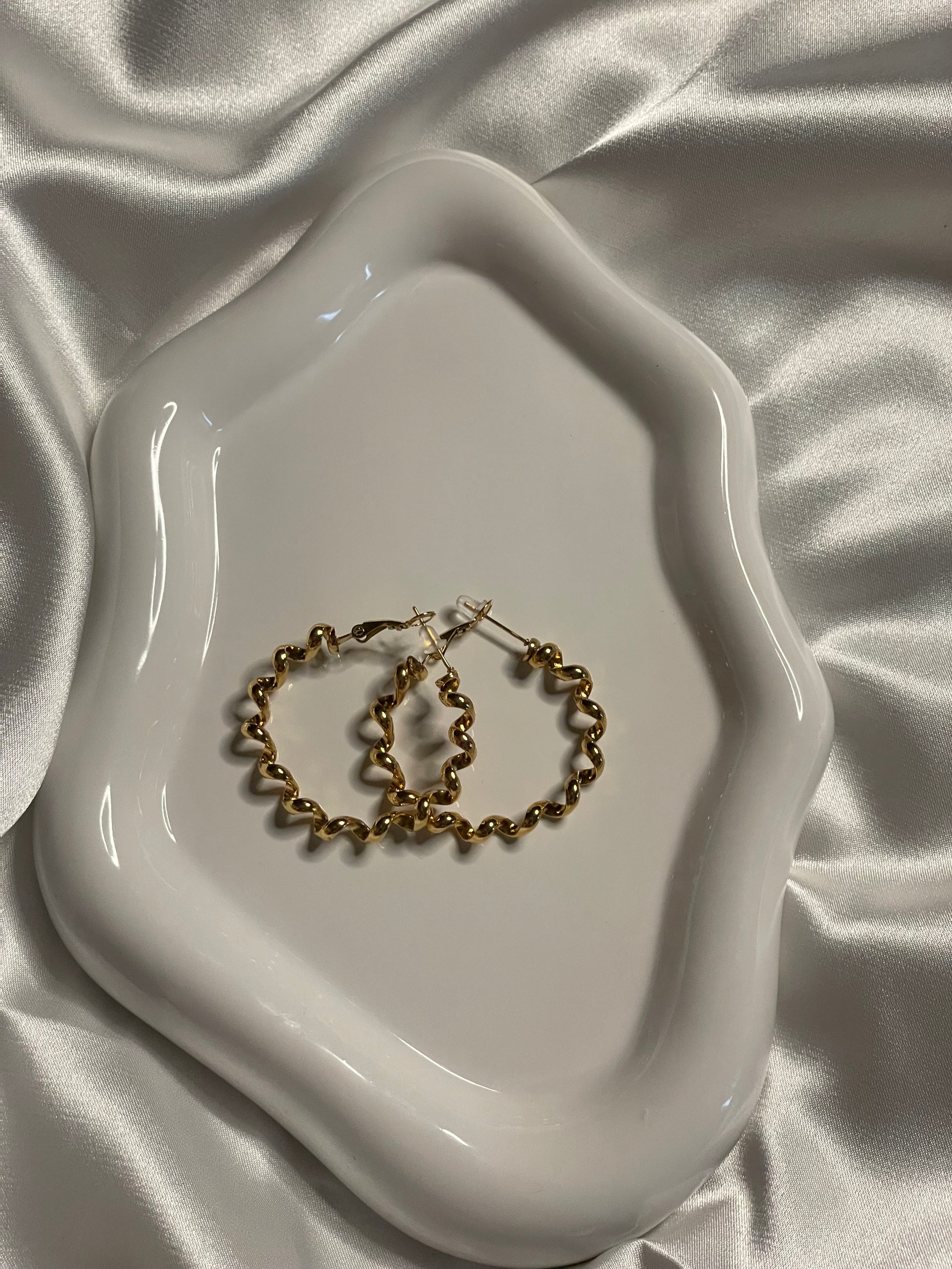 Boucles d'Oreilles Dorées Créoles Bobines Spirales Brillantes.