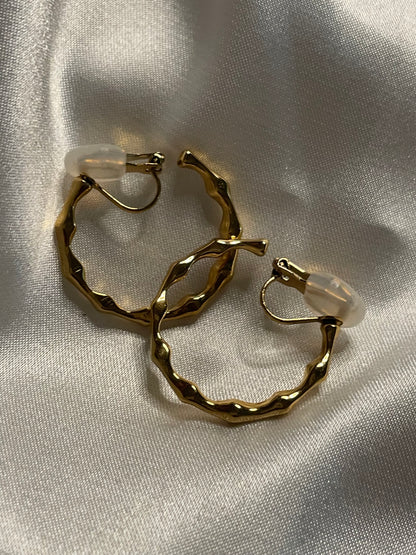 Boucles d'Oreilles à Clips Dorées Créoles Ondulées.