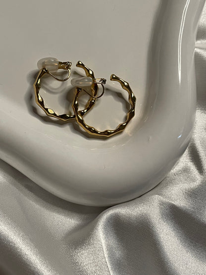 Boucles d'Oreilles à Clips Dorées Créoles Ondulées.