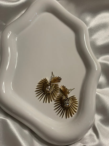 Boucles d'Oreilles Dorées Avec Pendentifs Soleils Incrustés de Strass