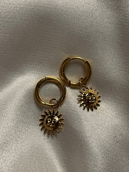 Boucles d'oreilles Créoles Dorées Avec Pendentifs Soleil