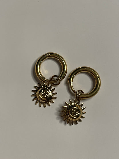 Boucles d'oreilles Créoles Dorées Avec Pendentifs Soleil