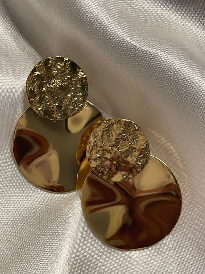Boucles d'Oreilles Dorées Double Disques Martelés et Lisses.