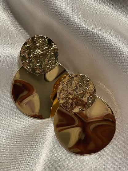 Boucles d'Oreilles Dorées Double Disques Martelés et Lisses.