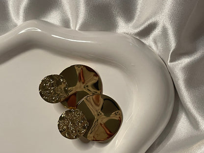 Boucles d'Oreilles Dorées Double Disques Martelés et Lisses.