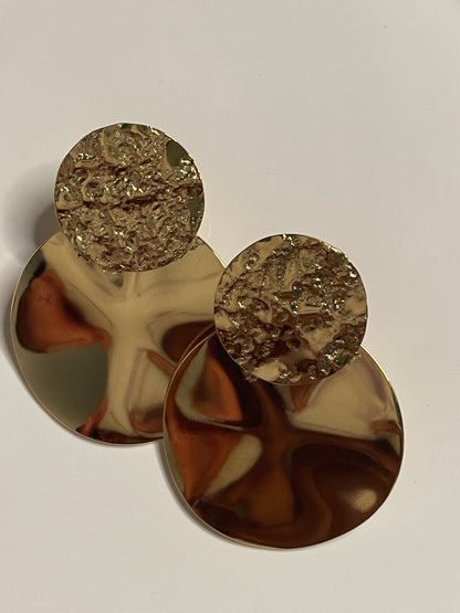 Boucles d'Oreilles Dorées Double Disques Martelés et Lisses.