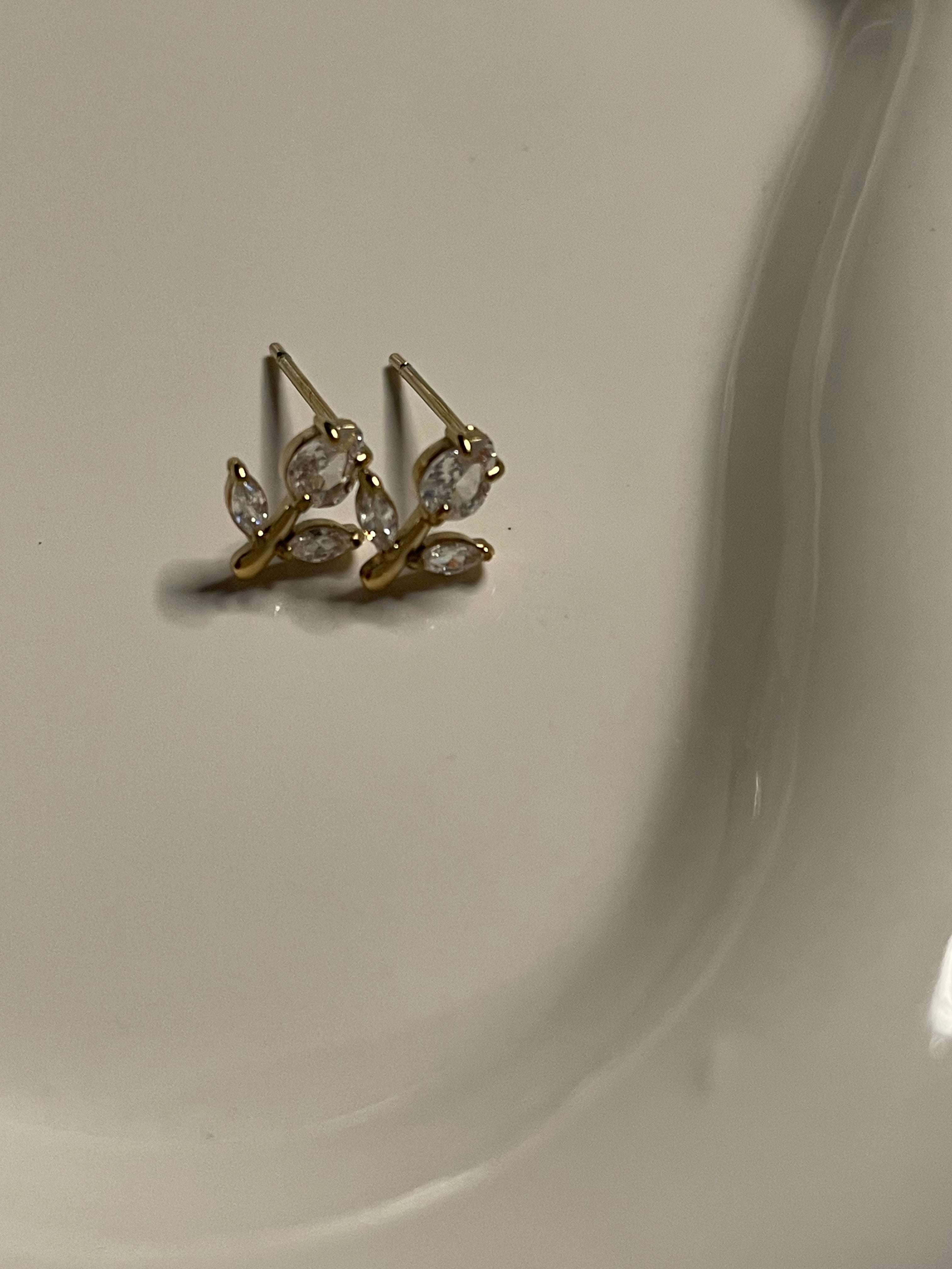 boucles d'oreilles dorées à puces