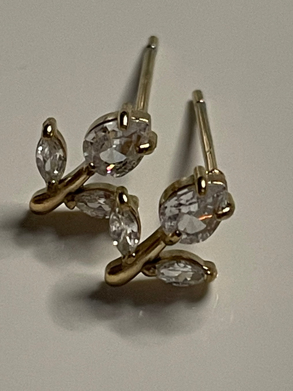 boucles d'oreilles à puces dorées fleurs