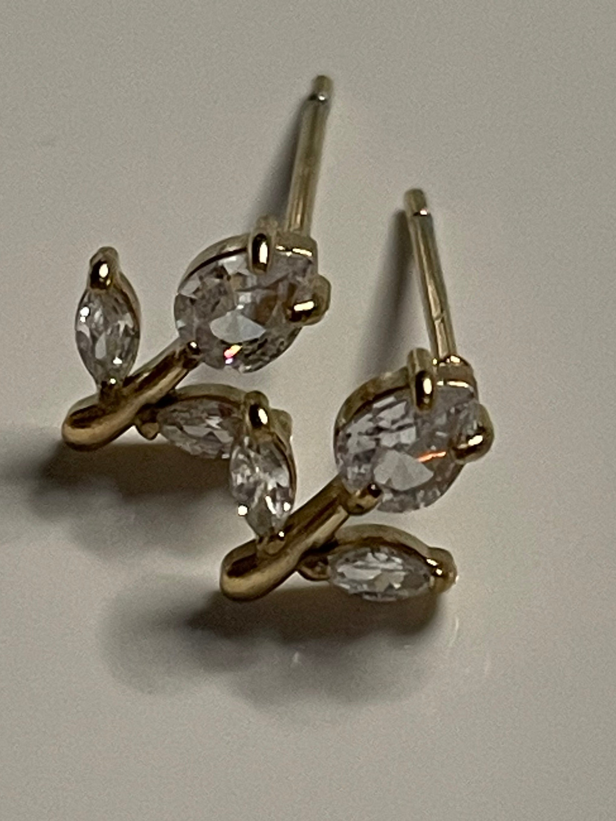 boucles d'oreilles à puces dorées fleurs