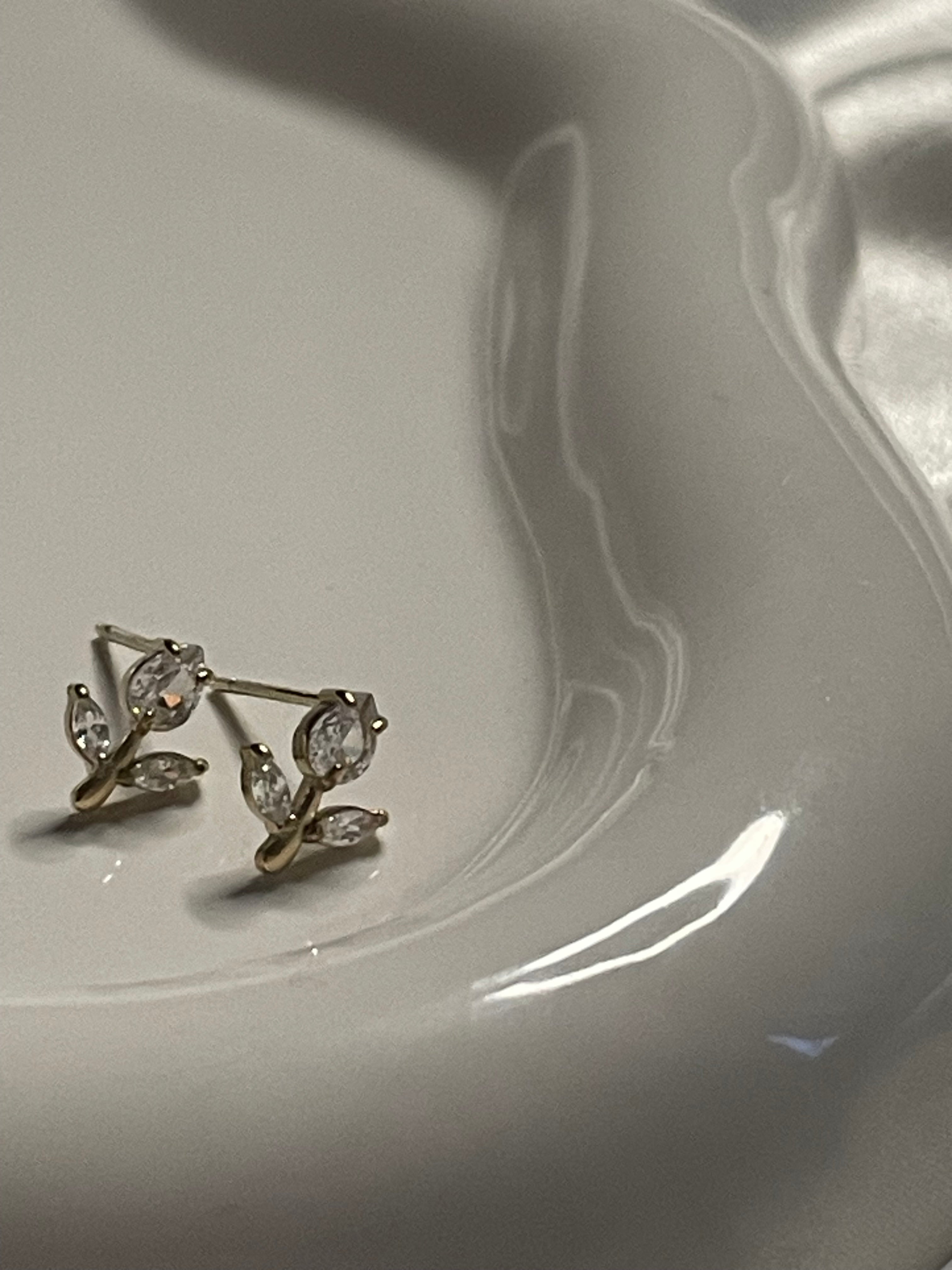 boucles d'oreilles dorées à puces fleurs