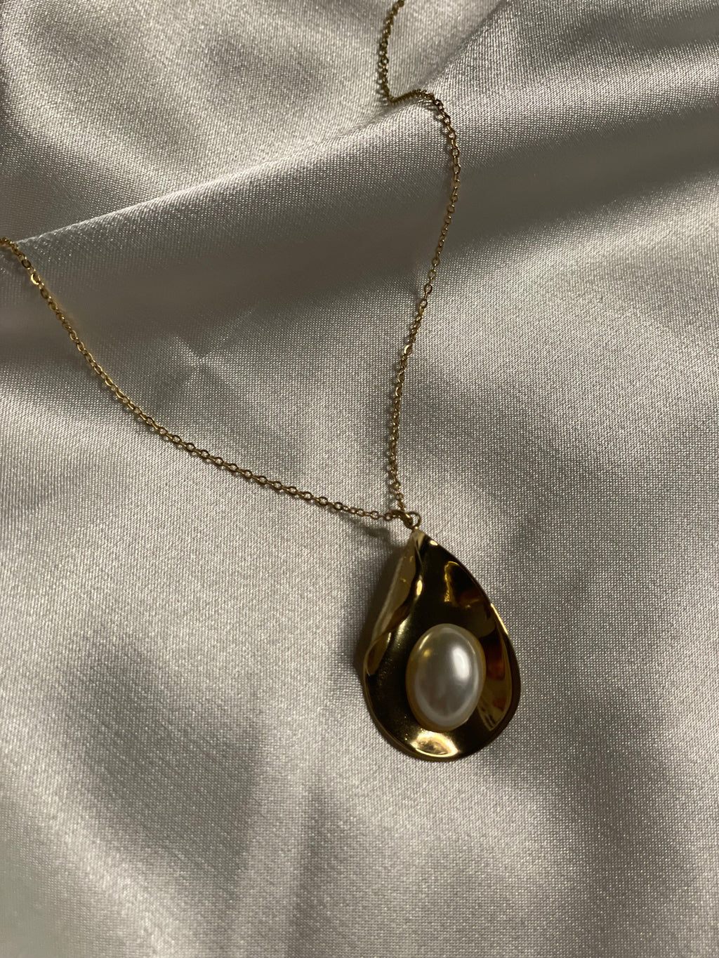 Collier Doré Avec Pendentif Disque Goutte Ondulé Brillant Orné de Perle