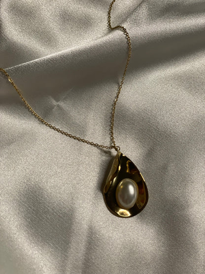 Collier Doré Avec Pendentif Disque Goutte Ondulé Brillant Orné de Perle