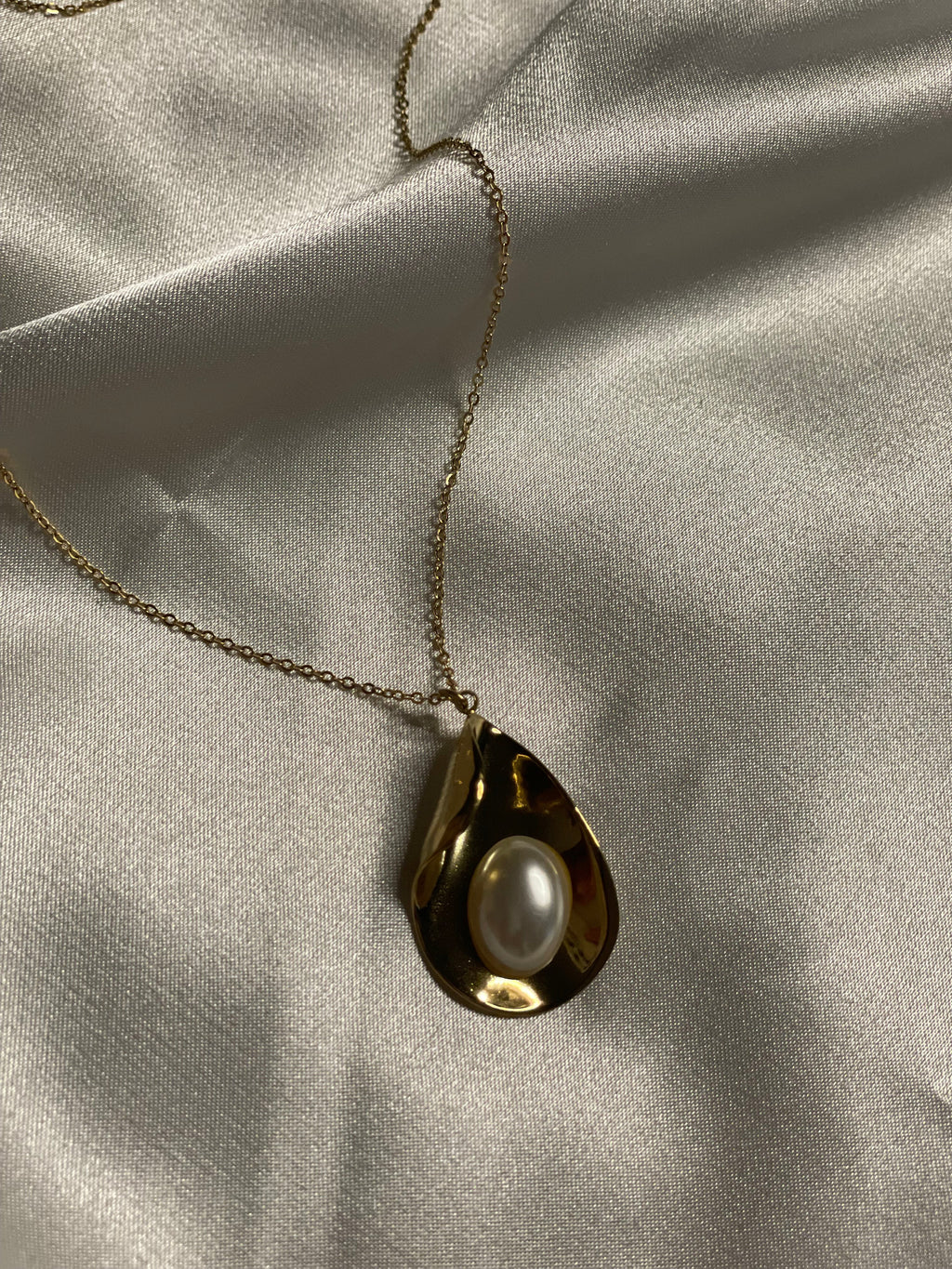 Collier Doré Avec Pendentif Disque Goutte Ondulé Brillant Orné de Perle