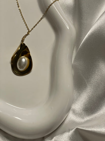 Collier Doré Avec Pendentif Disque Goutte Ondulé Brillant Orné de Perle