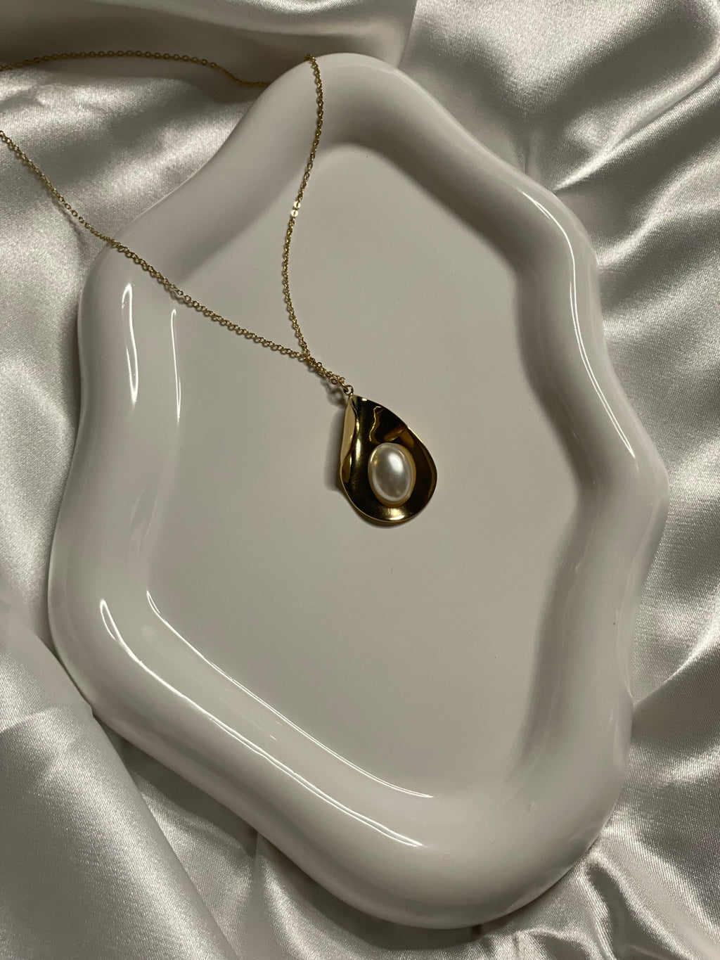 Collier Doré Avec Pendentif Disque Goutte Ondulé Brillant Orné de Perle