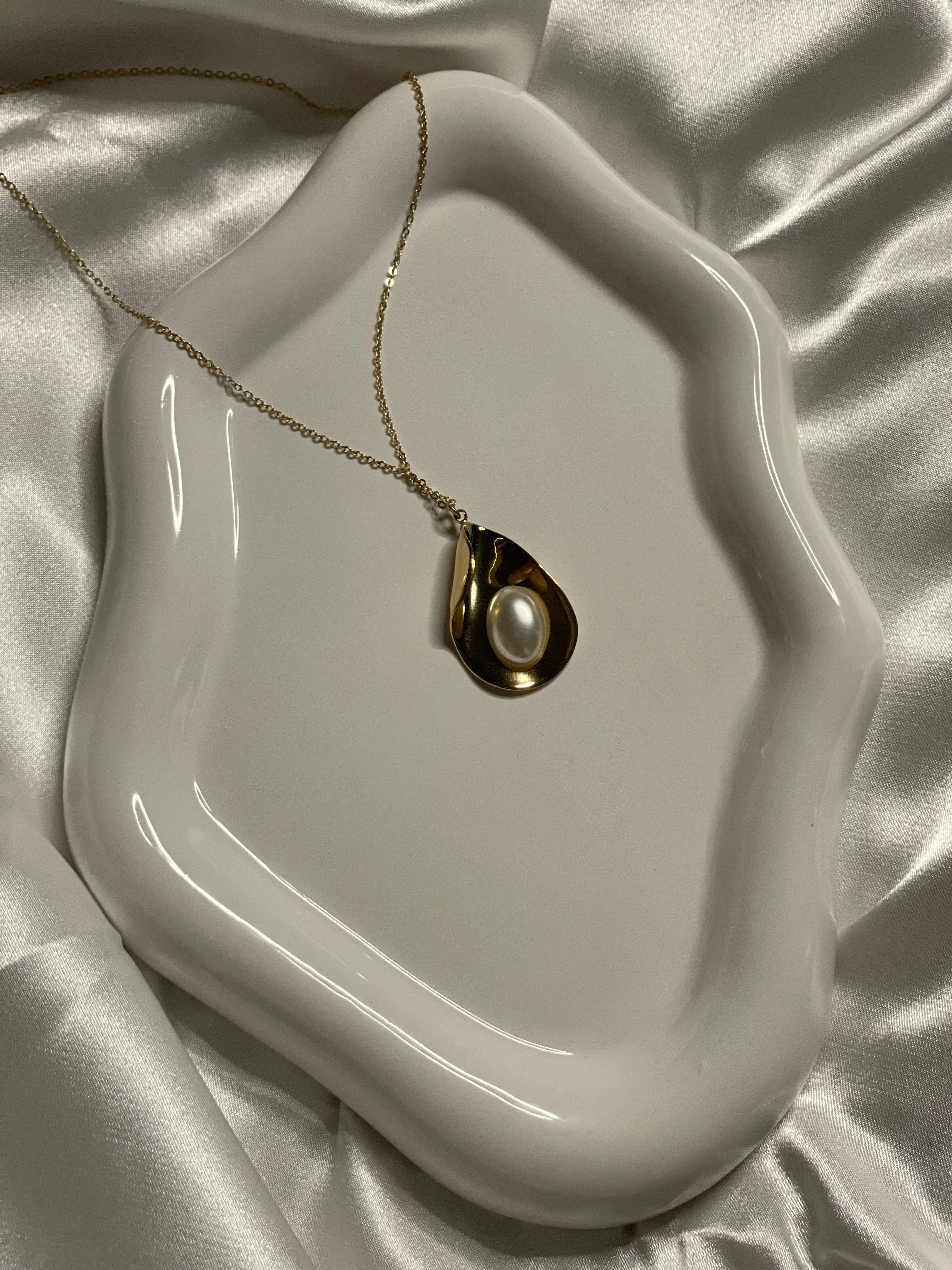 Collier Doré Avec Pendentif Disque Goutte Ondulé Brillant Orné de Perle