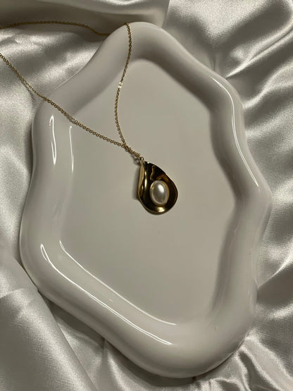 Collier Doré Avec Pendentif Disque Goutte Ondulé Brillant Orné de Perle