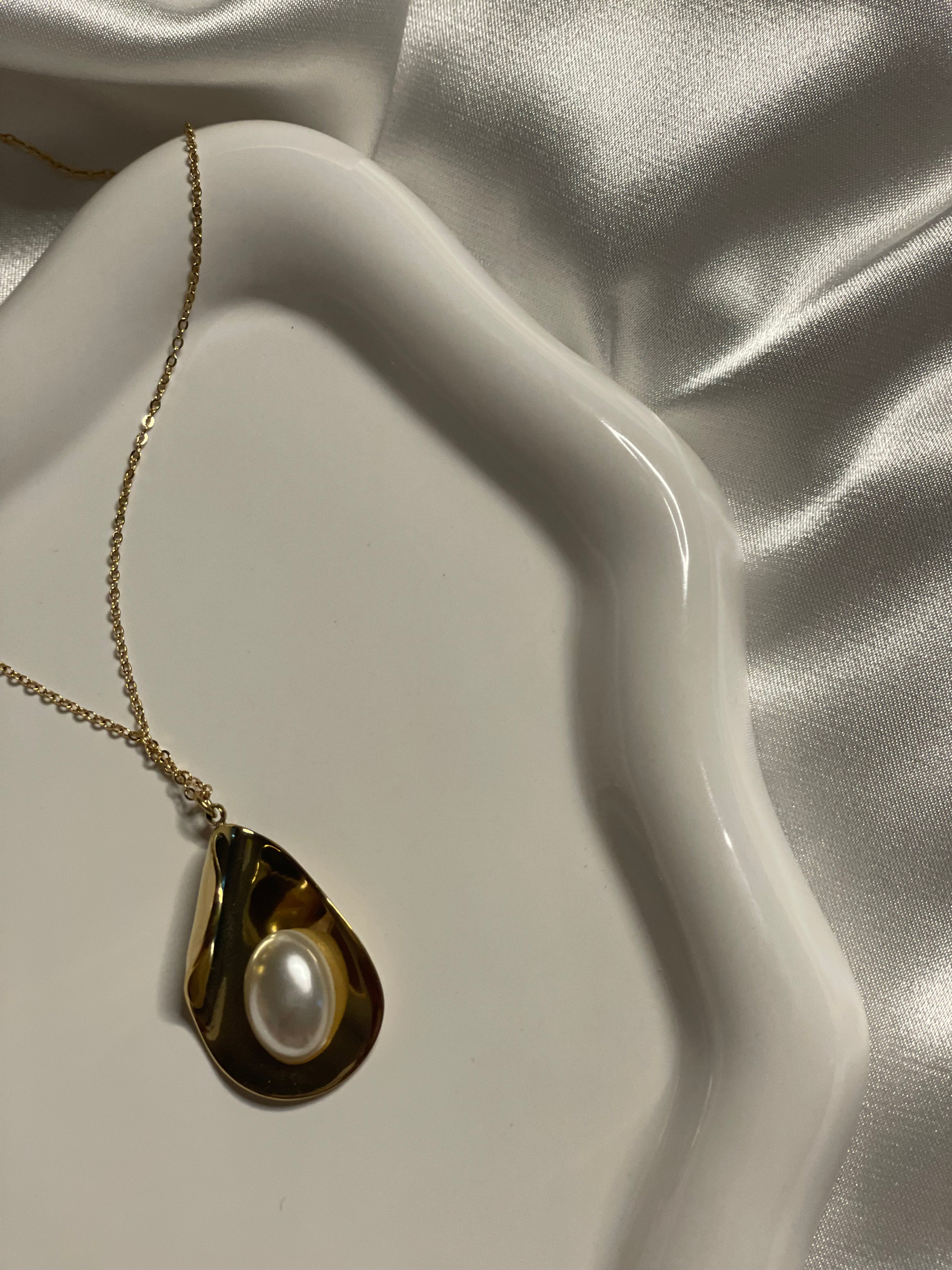 Collier Doré Avec Pendentif Disque Goutte Ondulé Brillant Orné de Perle