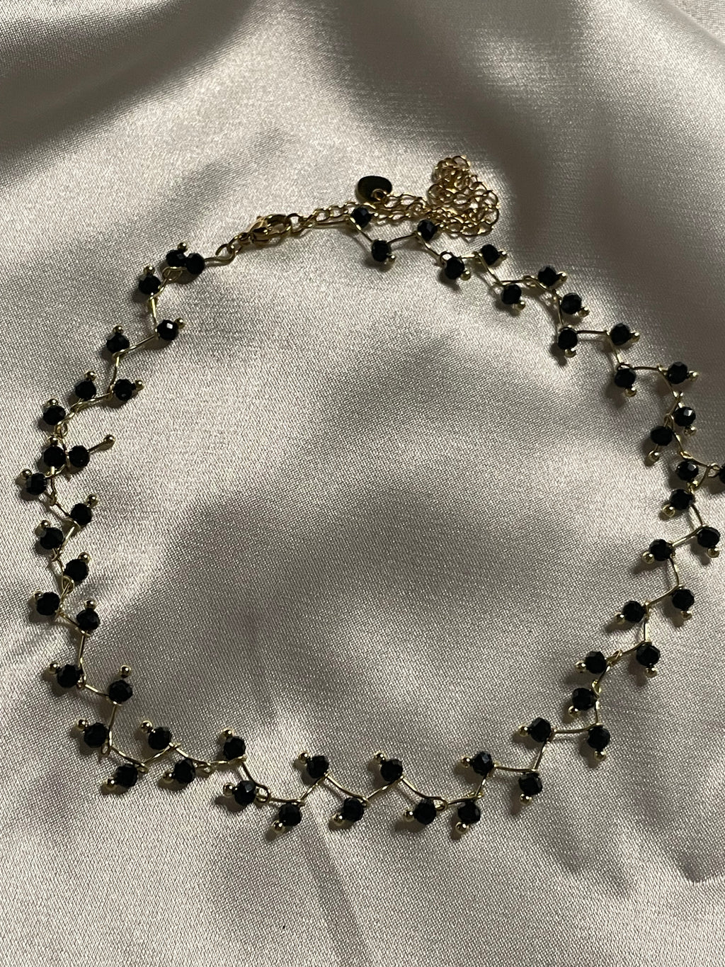 Collier Doré Multi Perles Noires V Ajustable Longueur 30 cm Et Rallonge 10 cm.