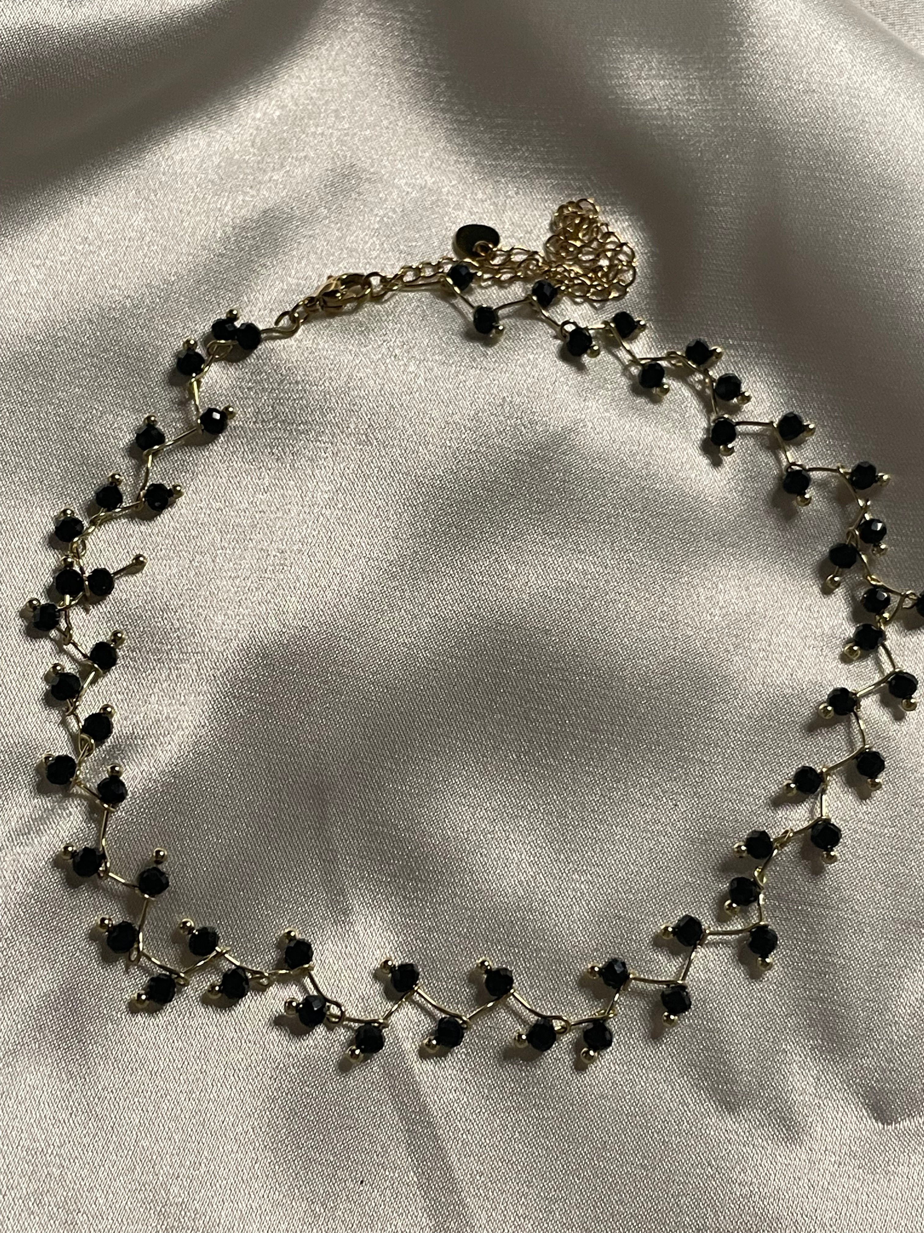 Collier Doré Multi Perles Noires V Ajustable Longueur 30 cm Et Rallonge 10 cm.