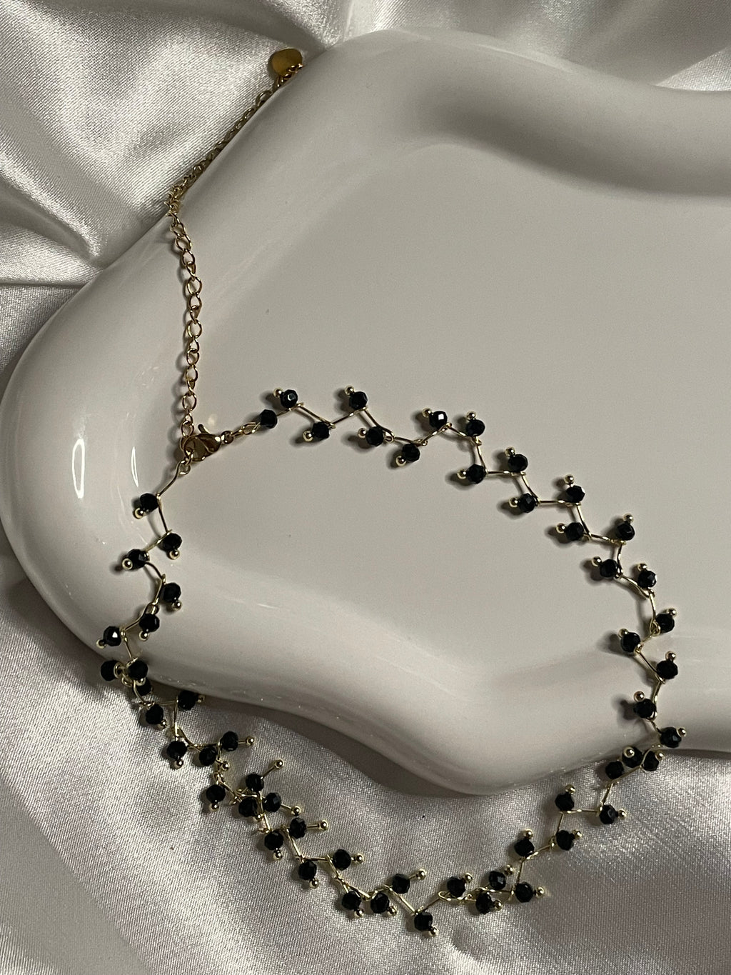 Collier Doré Multi Perles Noires V Ajustable Longueur 30 cm Et Rallonge 10 cm.