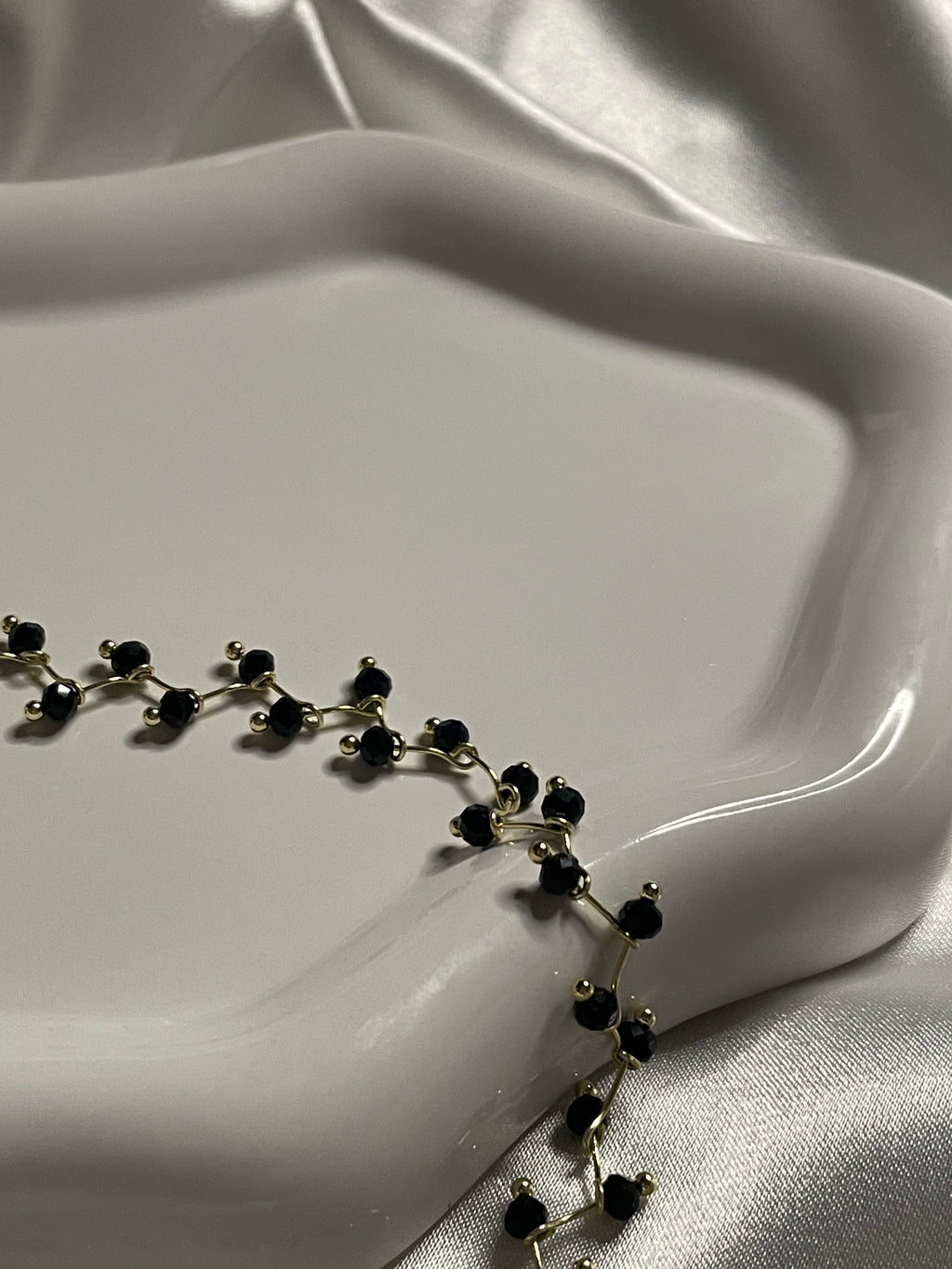 Collier Doré Multi Perles Noires V Ajustable Longueur 30 cm Et Rallonge 10 cm.