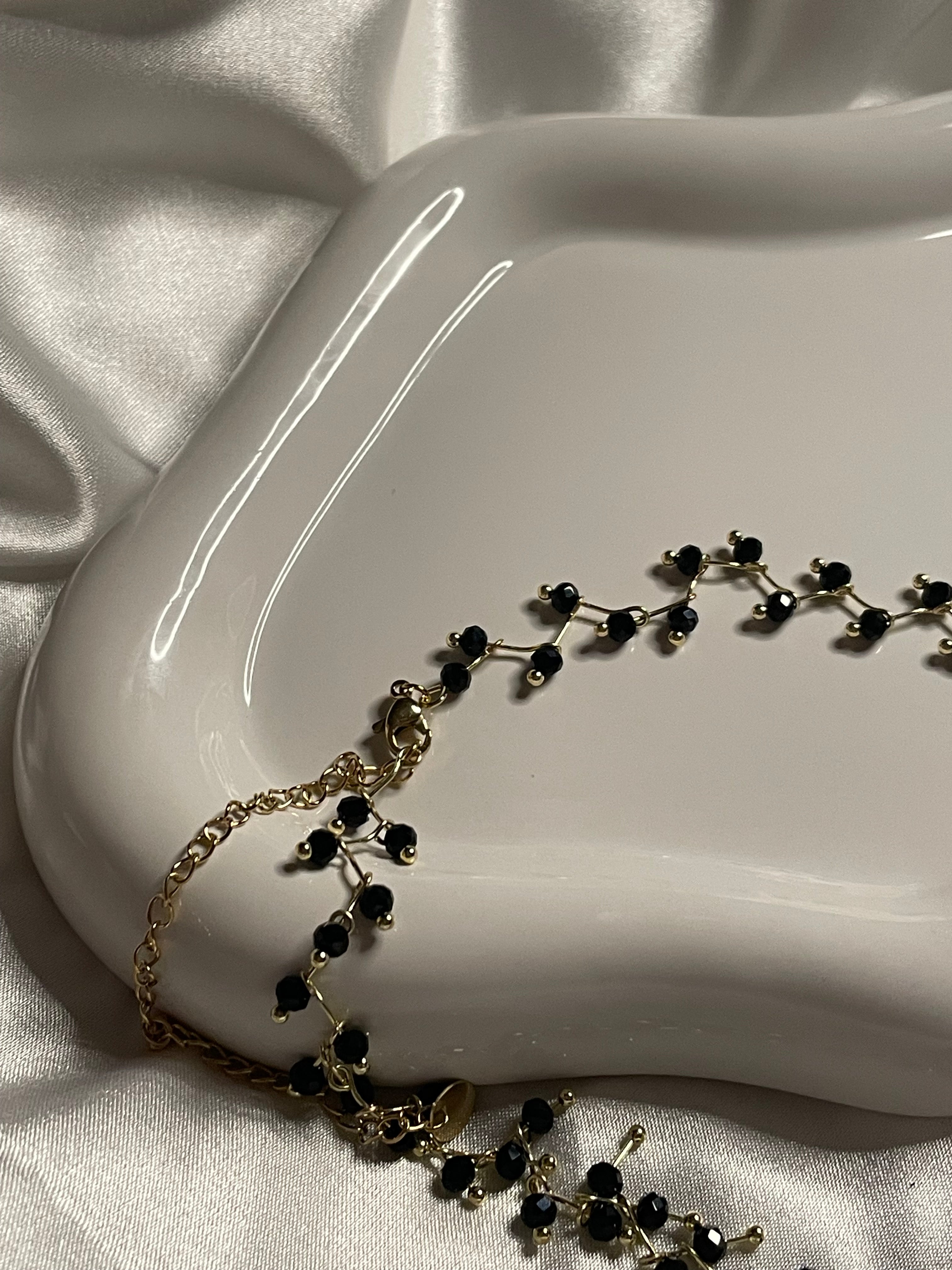 Collier Doré Multi Perles Noires V Ajustable Longueur 30 cm Et Rallonge 10 cm.