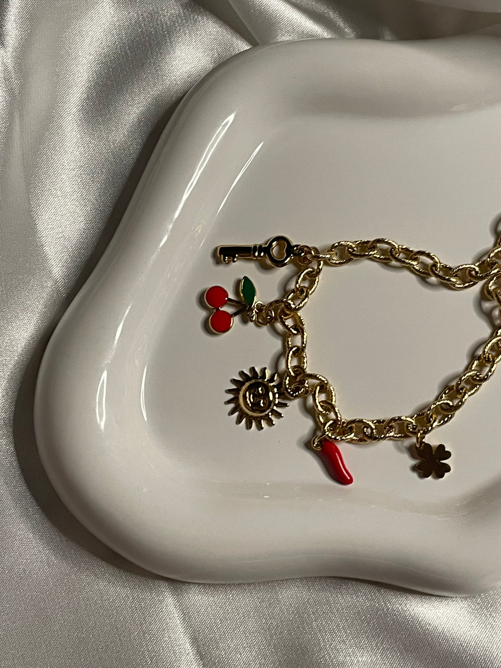 Collier doré maille avec pendentif soleil et cerise