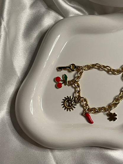 Collier doré maille avec pendentif soleil et cerise
