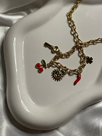Collier doré maille avec pendentif soleil et cerise