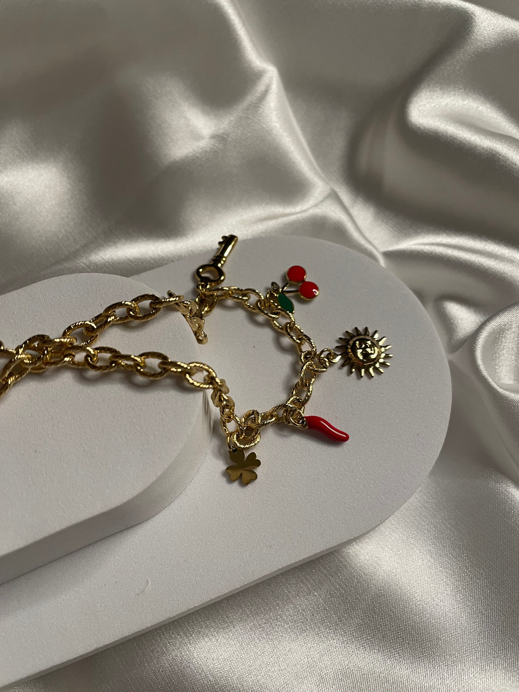 Collier doré maille avec pendentif soleil et cerise